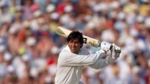 ইউনুস খান (১০,০৯৯) ও জাভেদ মিয়াঁদাদের (৮৮৩২) পর টেস্ট ক্রিকেটে পাকিস্তানের পক্ষে তৃতীয় সর্বোচ্চ রান সংগ্রাহক হলেন ইনজামাম-উল-হক।  আর ওয়ানডেতে এখনও পর্যন্ত ইনজামামই পাকিস্তানের পক্ষে সর্বোচ্চ রান সংগ্রহকারী ব্যাটসম্যান। পাকিস্তানের হয়ে মোট ৩০টি টেস্টে নেতৃত্ব দিয়েছেন ইনজামাম। জিতেছেন ১১টি, হেরেছেন ১০টি আর ড্র হয়েছে ৯টি টেস্ট।  ক্যাপ্টেন্সির একটা ইতিবাচক প্রভাব পড়েছিল তাঁর ব্যাটিংয়ে। অধিনায়ক হিসেবে টেস্টে তাঁর ব্যাটিং গড় (৫২.৮৩) ক্যারিয়ার গড়ের (৪৯.৬০) চাইতে তুলনামূলক বেশি। ওয়ানডেতেও প্রায় একই অবস্থা।  ওয়ানডে ইতিহাসে অধিনায়কের ভূমিকায় সর্বোচ্চ ব্যাটিং গড়ের অধিকারী ব্যাটসম্যানদের তালিকায় এবি ডি ভিলিয়ার্স (৬৫.৯২) ও মহেন্দ্র সিং ধোনির (৫৩.৯৩) ঠিক পরের স্থানটিতেই আছেন ইনজামাম-উল-হক (৪৩.৮৯)।  ওয়ানডে ক্যারিয়ারে বেশিরভাগ সময় ব্যাট করেছেন পাঁচ নম্বরে। এই পজিশনে অন্তত ১০০ ইনিংস খেলা ব্যাটসম্যানদের মধ্যে ইনজামামের গড়ই সবচেয়ে বেশি। তিনি পাঁচ নম্বরে ব্যাট করেছেন মোট ১০৫ ইনিংসে। ৪১.৮৪ গড়ে করেছেন ৩৪৭৩ রান।  শচীন টেন্ডুলকার (৯৬), কুমার সাঙ্গাকারা (৯৩) ও জ্যাক ক্যালিসের (৮৬) পর ওয়ানডে ইতিহাসে সর্বাধিক ফিফটির মালিক ইনজামাম-উল-হক (৮৩)। শচীন টেন্ডুলকারের পর ওয়ানডেতে ১০,০০০ রানের মাইলফলক অতিক্রমকারী দ্বিতীয় ব্যাটসম্যানের নাম ইনজামাম-উল-হক।